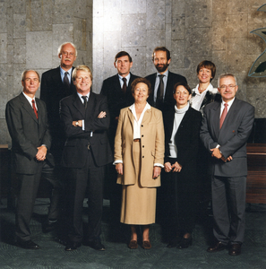 842115 Groepsportret van het college van Gedeputeerde Staten van de provincie Utrecht, in de provincietoren ...